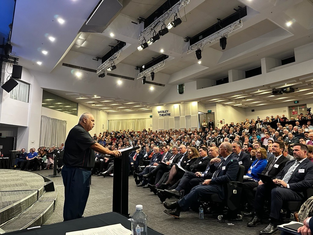 Neville speaking to Sydney Synod